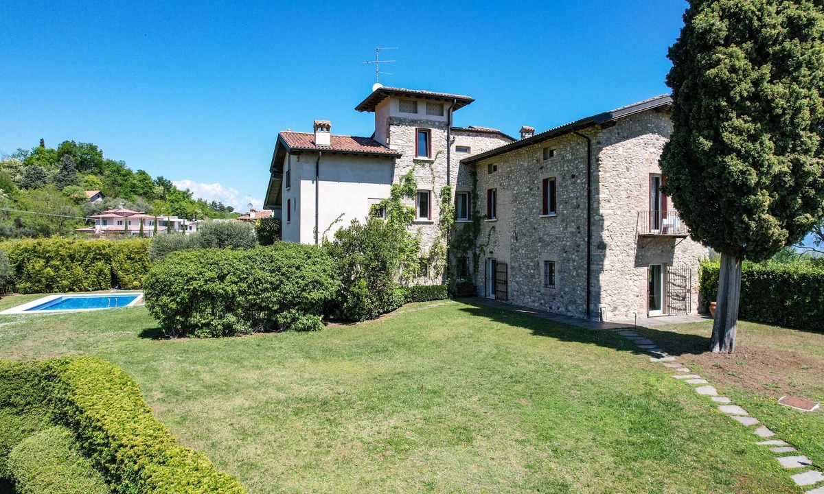 Monte Villa | Luxurious villa surrounded by greenery with swimming pool and lake view