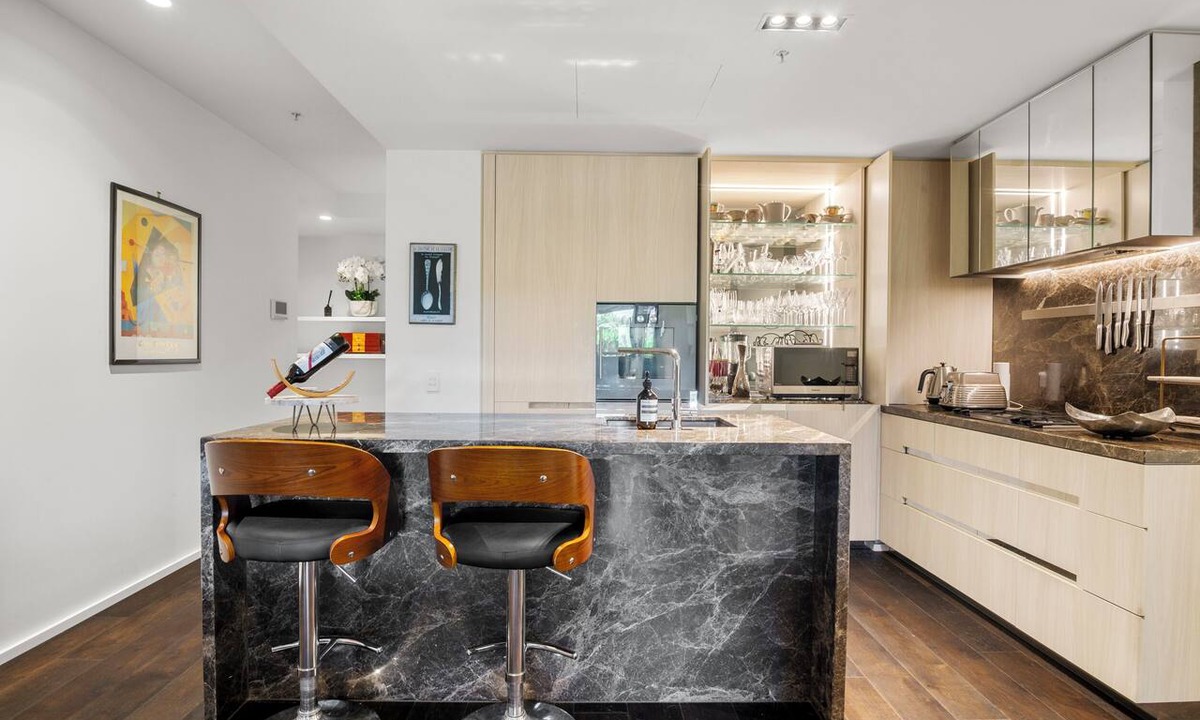 Melbourne Apartment | Luxury 2B2B Albert Park Lakeside Apartment w/Car Park, Pool, Sauna & Gym