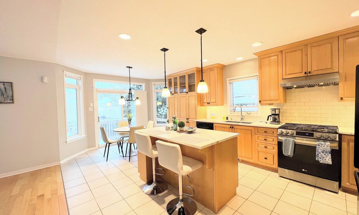 Bridlewood - Emerald Meadows House | Luxury 5 bedroom Vacation Home with Office & Gym close to Forest, Trails, Shops