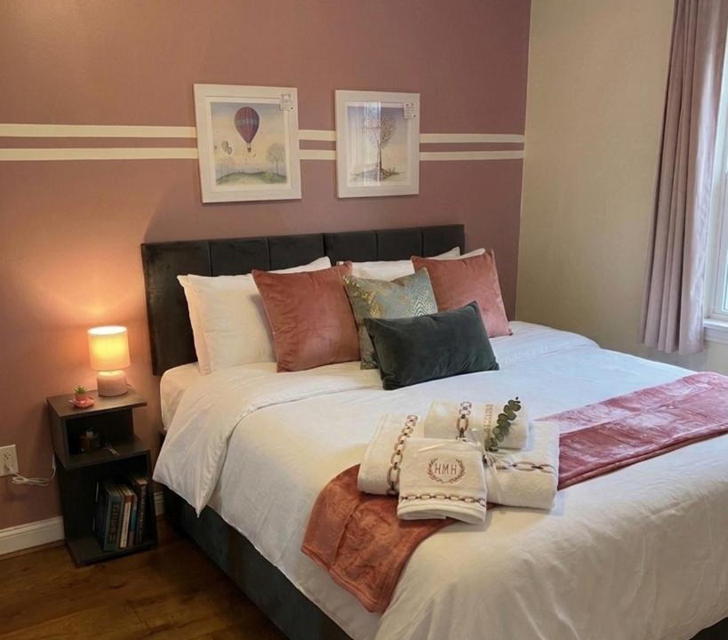 Rugby House | Luxury 6 BR-3 Baths-EV Charger and Free Parking-CV22-Warwickshire-Groups-Families-Contractors-Pets Welcome-By The Home Makers Hub