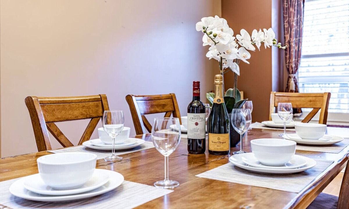 West Edmonton Apartment | Luxury Escape, A/C, Ping-Pong, 👨‍👩‍👧‍👦 Friendly, BBQ, Heated Garage