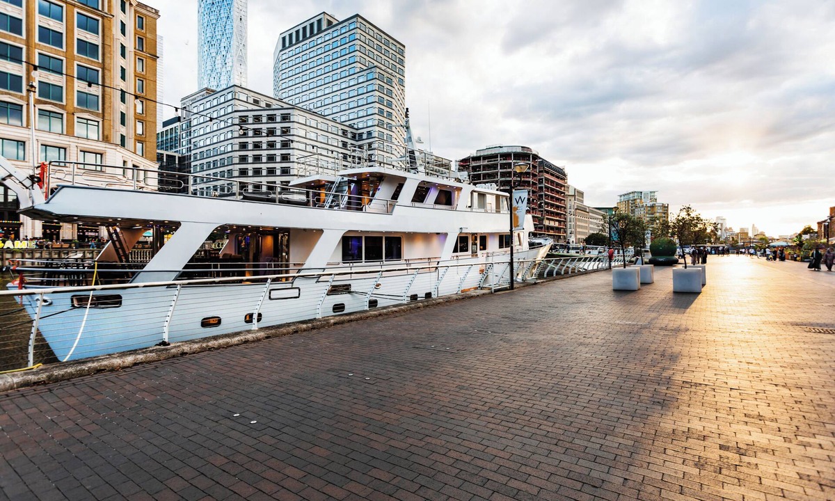 Canary Wharf Boat Rental | Luxury Yacht