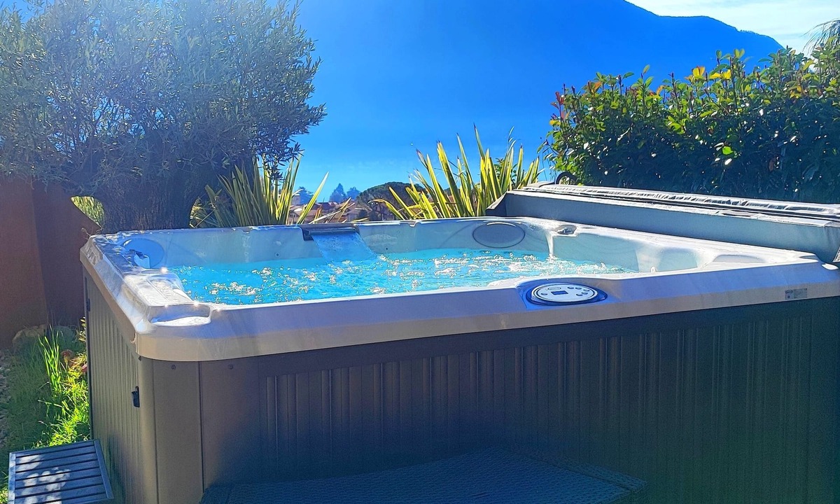 Lenno Apartment | Magic Garden-Pool & Jacuzzi and amazing Lake Como view