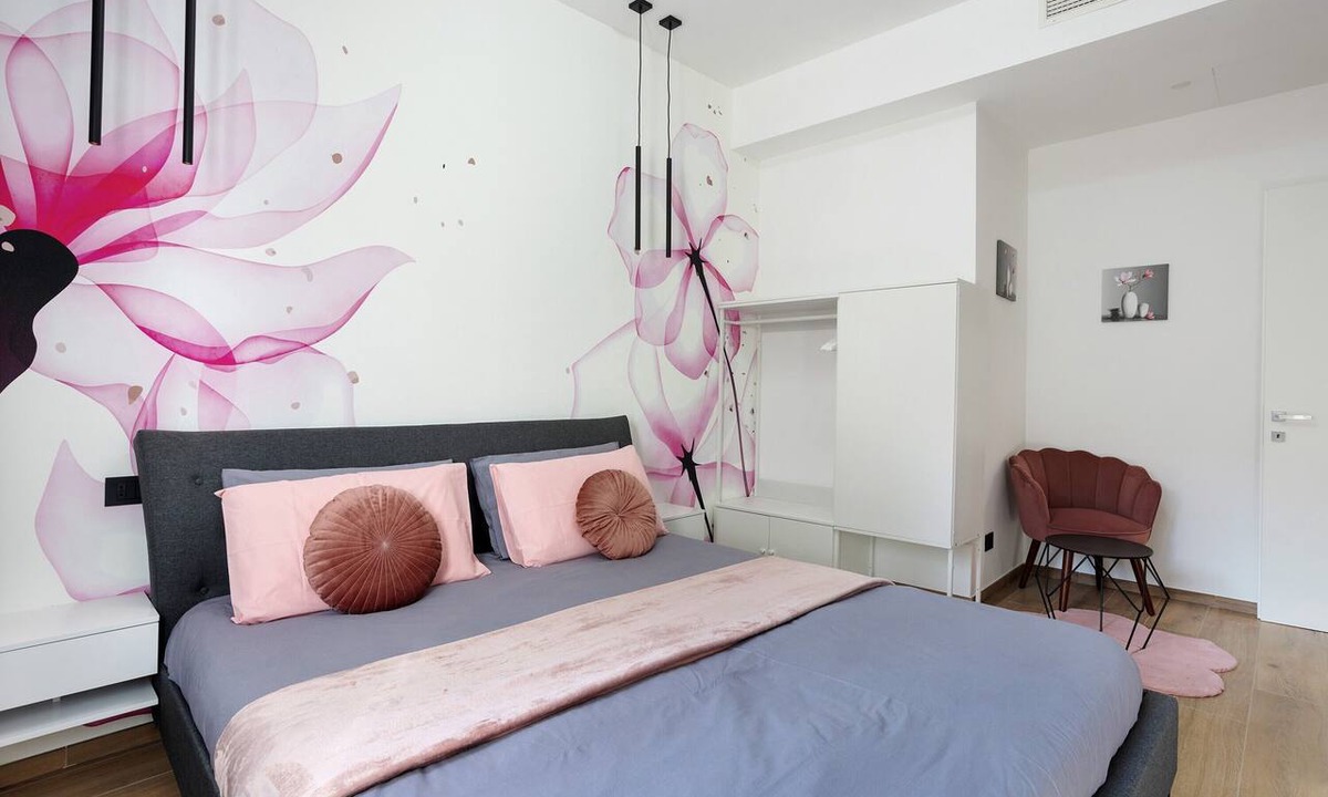 Vimercate Apartment | Magnolia: garden and parking. Vimercate/Monza
