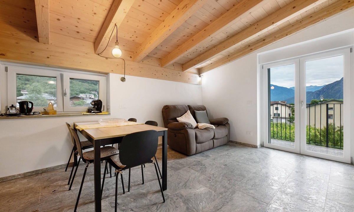 Valtellina Apartment | Mansarda Apartment with Mountain View, Wi-Fi and Air Conditioning