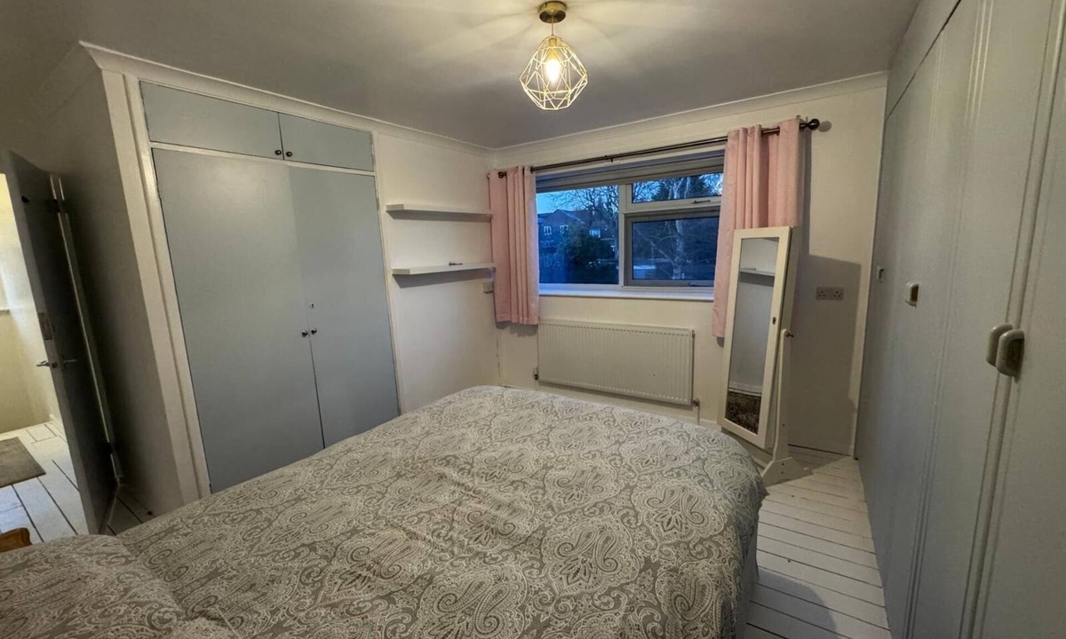 Kings Langley House | Marvelous 4-bedroom townhome in charming Kings Langley