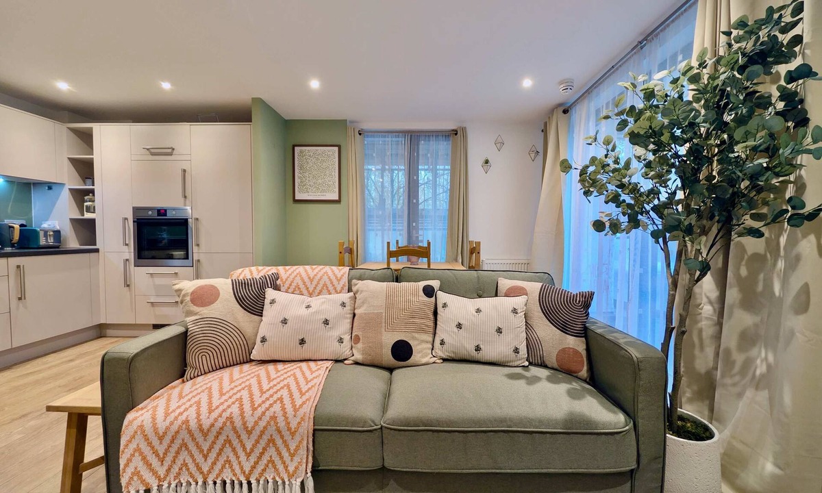 Tottenham Hale Apartment | Modern 2-Bed Ground-Floor Flat with private terrace