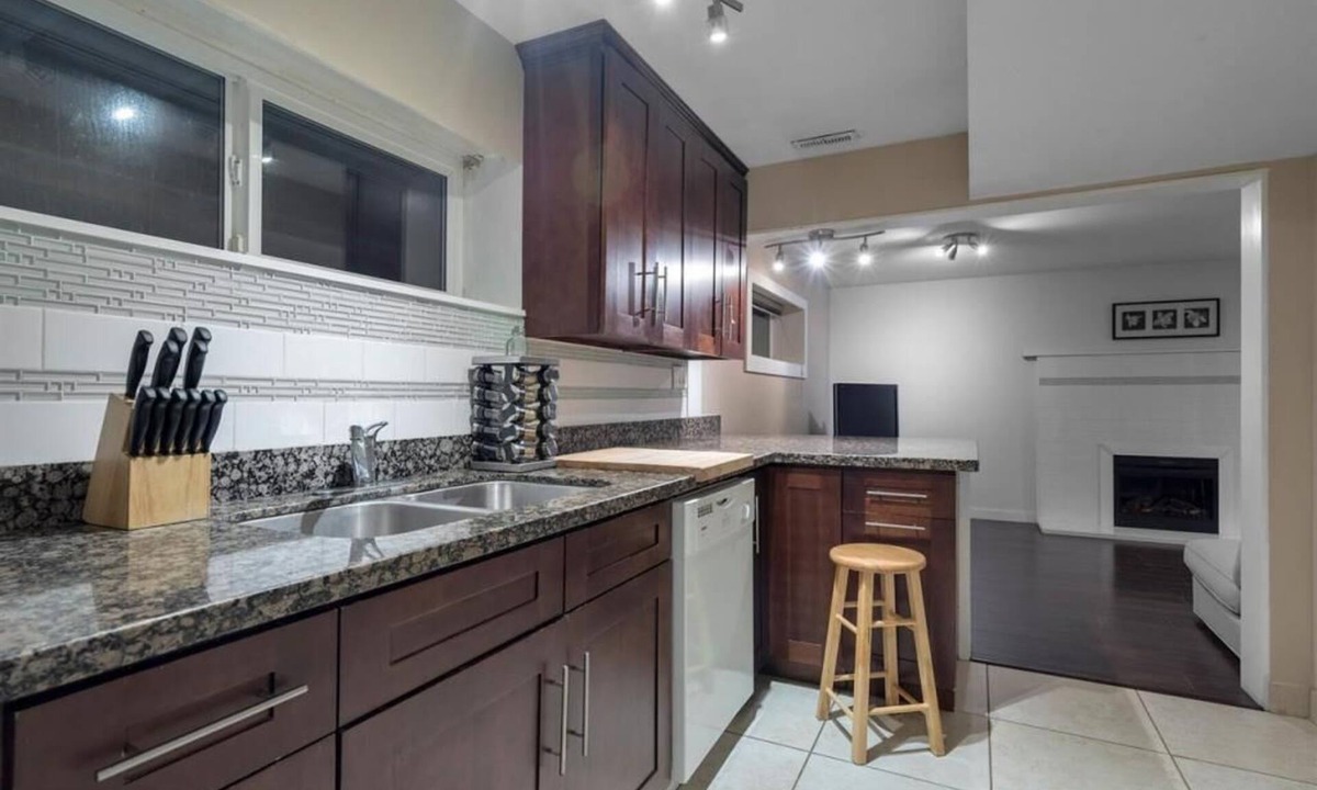 Pemberton Heights House | Modern 2 bedroom, den, and 1.5 bathroom