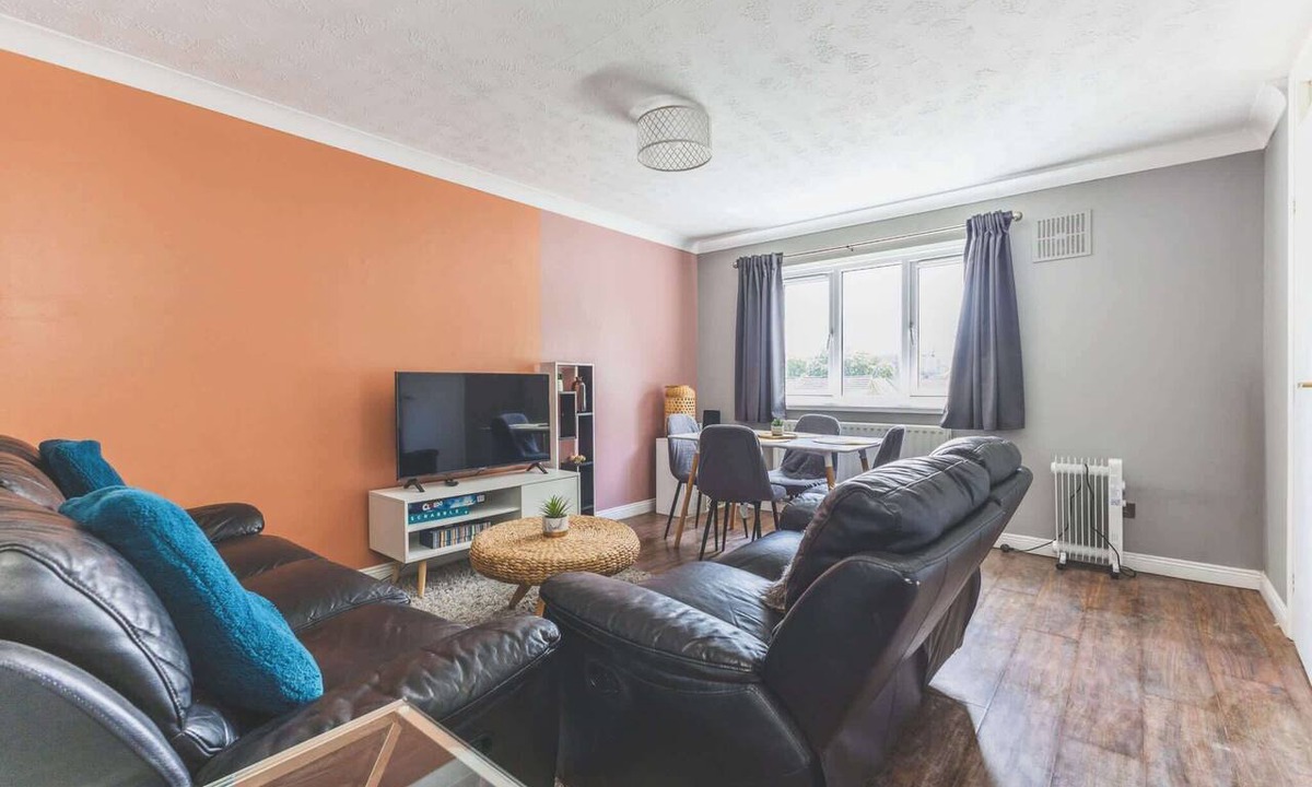 Yiewsley Apartment | Modern 2BDR Flat w Parking Near Heathrow and Tube