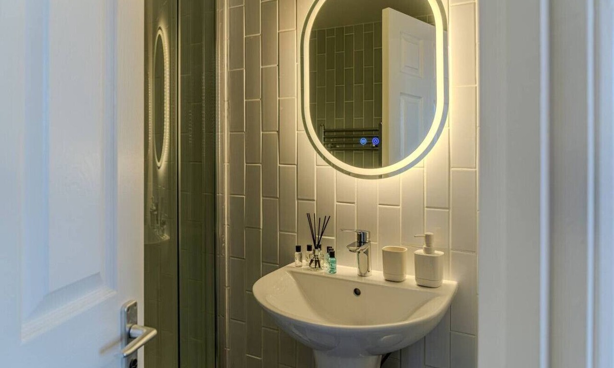 Stratford House | Modern 3-Bed Home Minutes from Westfield & Station