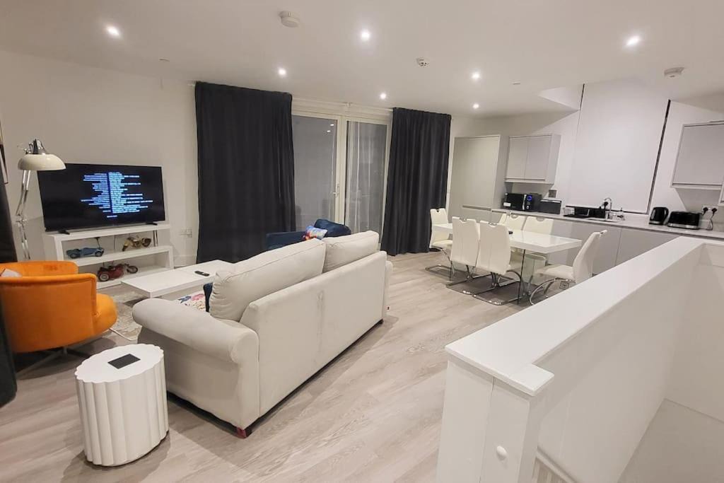 Finchley Church End Apartment | Modern 3 Bedroom House With Balconies & Parking