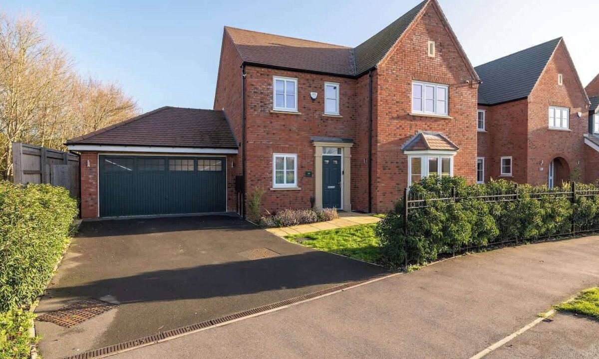 Milton Keynes House | Modern 4-Bed Family Home with 5 Beds & Parking