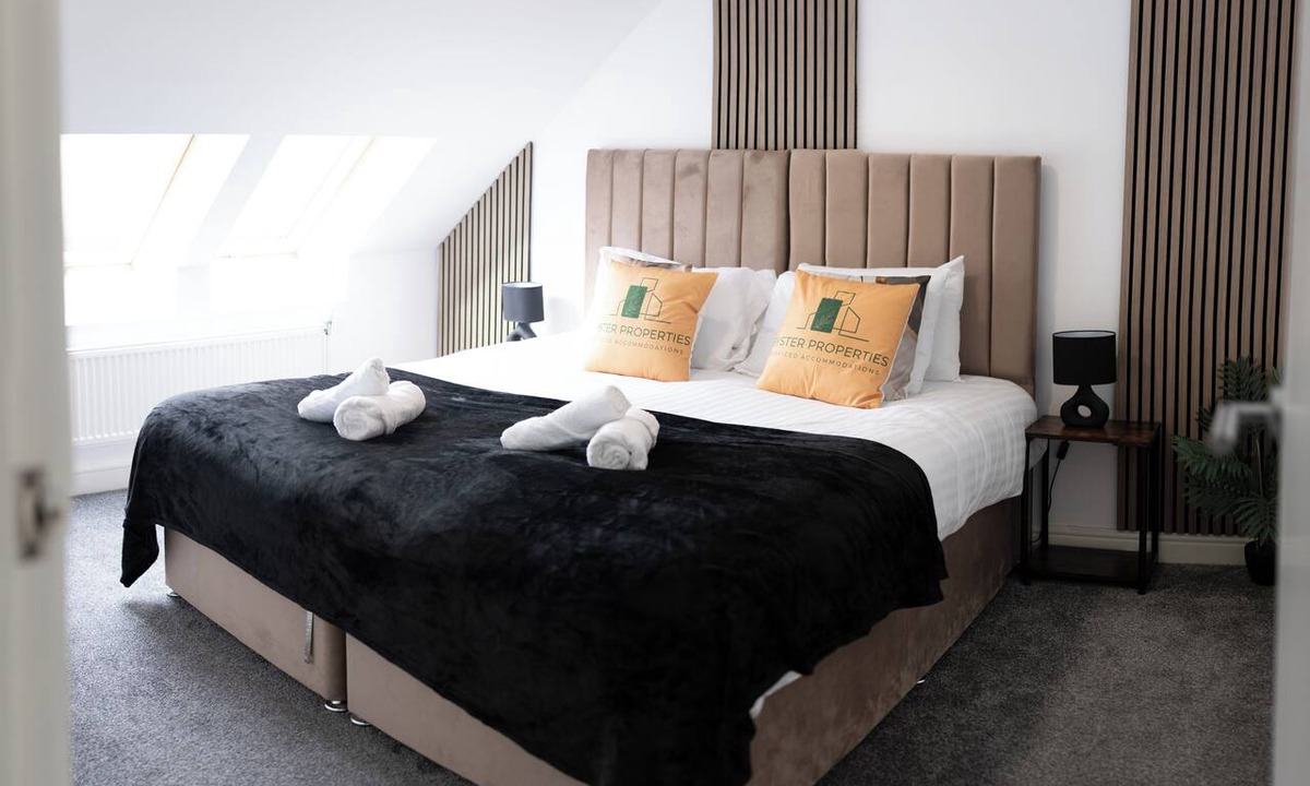 Leicester House | Modern 4 Bedroom House Free Parking Near City Glen meadows