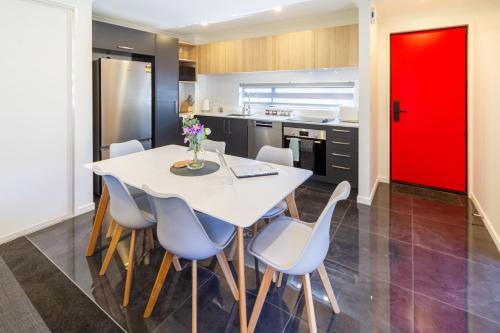 Riccarton Apartment | Modern 4BR in Riccarton, Walk to Mall & Park