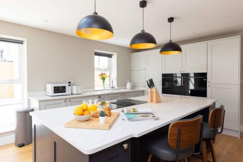 Southbourne House | Modern 5-Bedroom Retreat Nr Coast