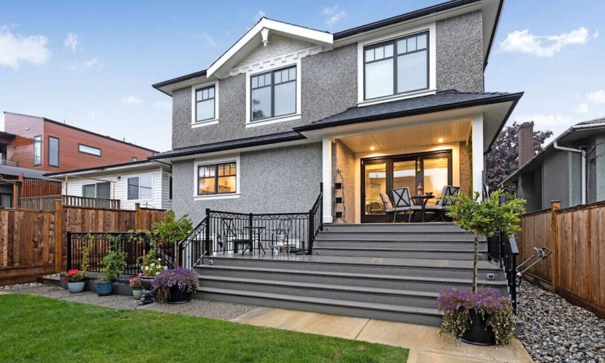 Vancouver South House | Modern 5-Bedroom Vancouver Home in Peaceful Area