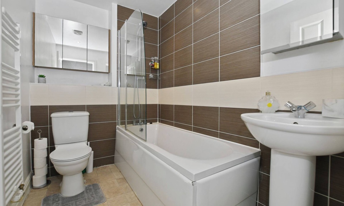 Bushey House | Modern 5BR Home Near Harry Potter Studios – Ideal for Groups & Contractors