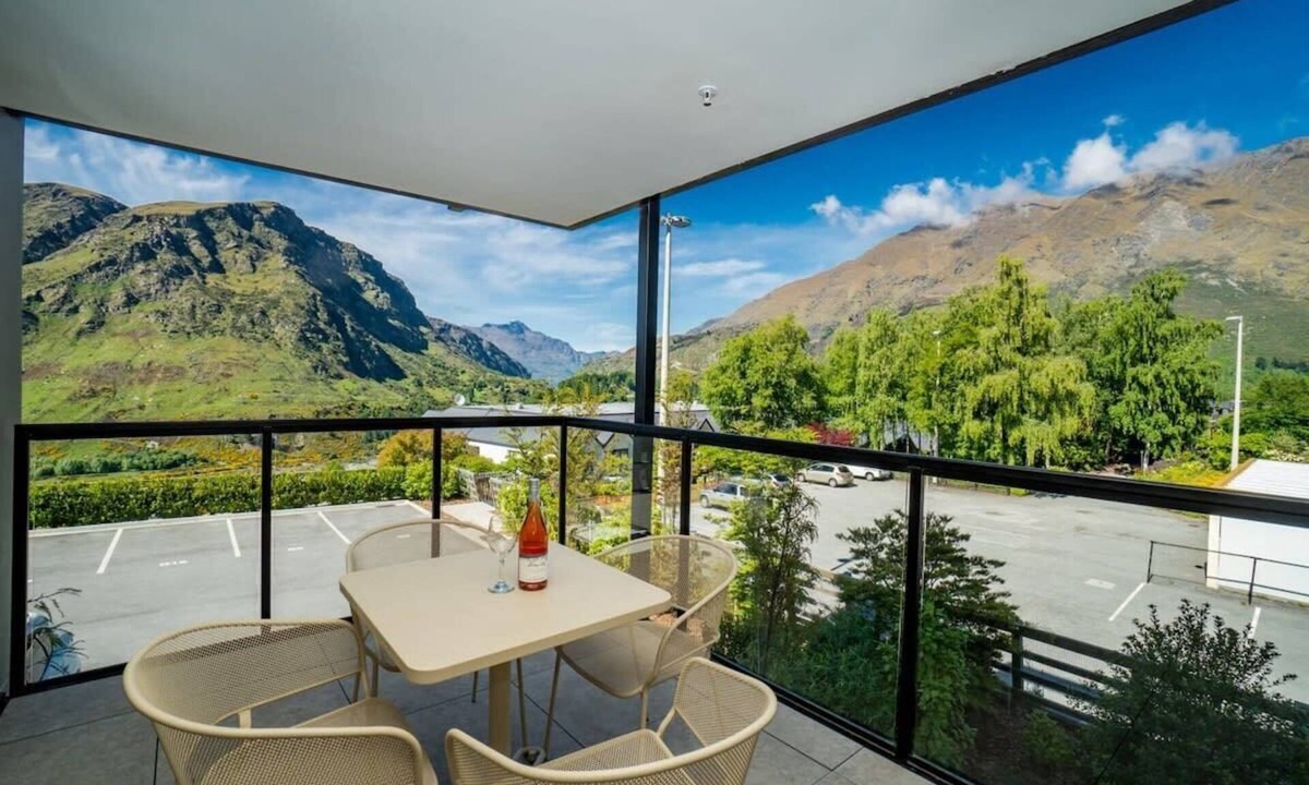 Arthur's Point Apartment | Modern Apartment Near Coronet Peak Skiing