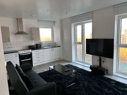 Tottenham Hale Apartment | Modern Apartment with balcony in London