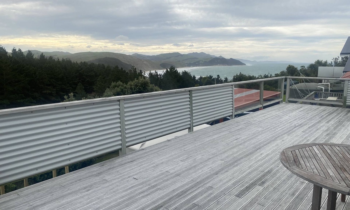 Castlepoint House | Modern Beach house sleeps up to 8
