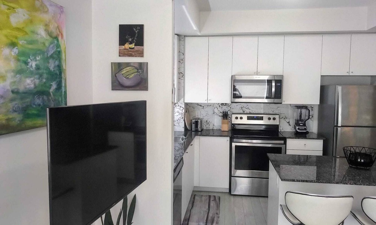 Woodbridge House | Modern Boutique Townhome Vaughan, Woodbridge 15 minutes to Airport & Attractions