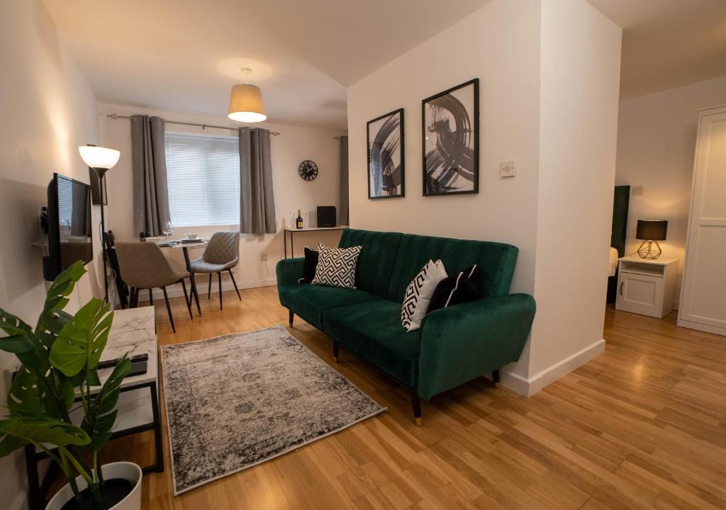 Mill Road Apartment | Modern & Central - KING Bed, Super FAST Wi-Fi