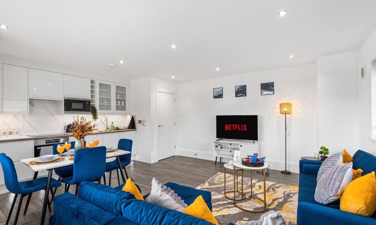 Hove Apartment | Modern | City Stay | Walk to Station| Free Parking