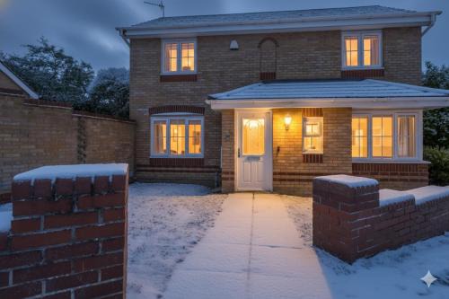 Corby House | Modern & comfy 4 bedrooms Corby house free parking