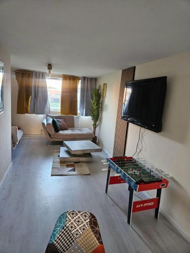 Bierton Apartment | Modern Cozy central beautiful and Stylish 2 bed house with Smart TV Sleeps up to 6