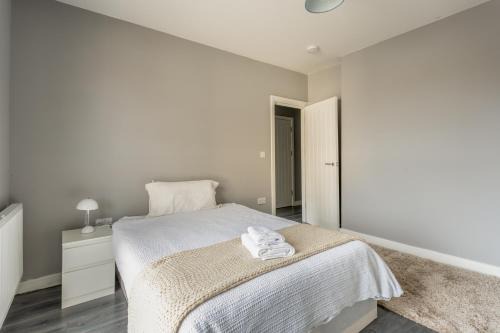 Canning Town North House | Modern double room with shared bathroom