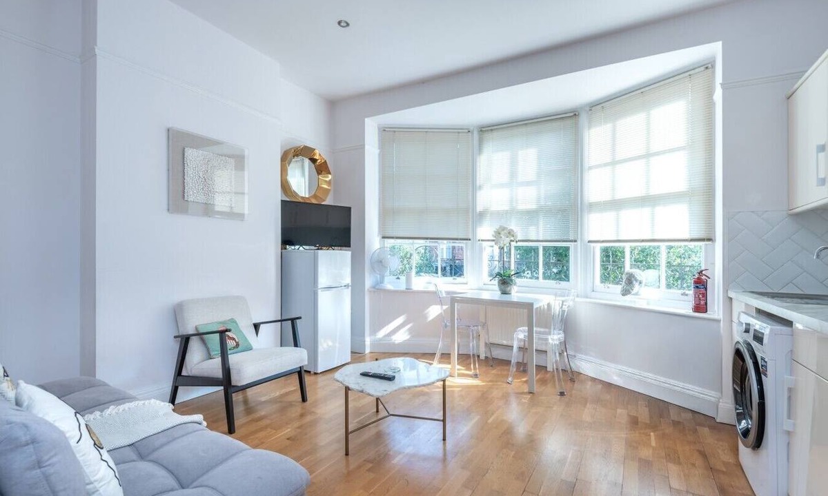 Golders Green Apartment | Modern Golders Green Flat with Rooftop Terrace