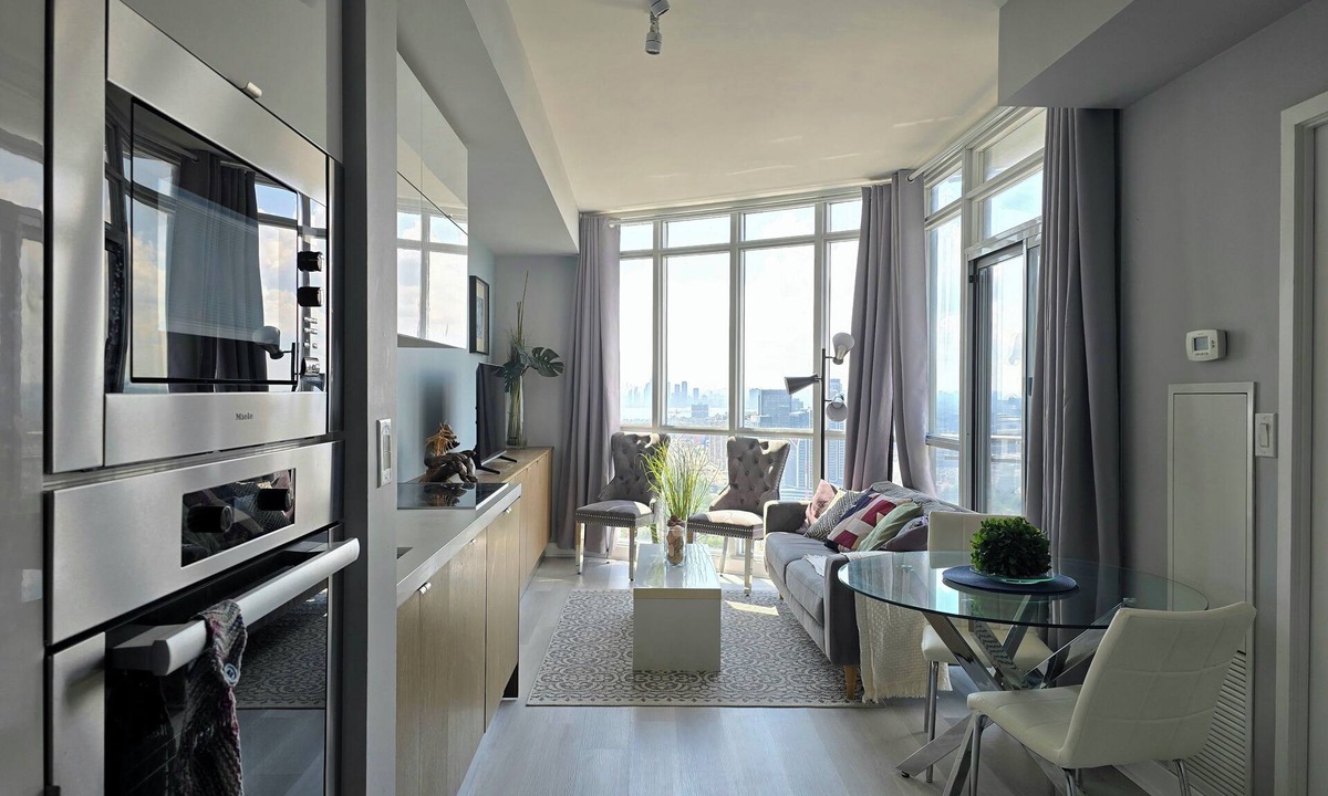 CityPlace Condo | Modern High-Rise 1 BD Downtown Toronto Condo - With Parking & Balcony