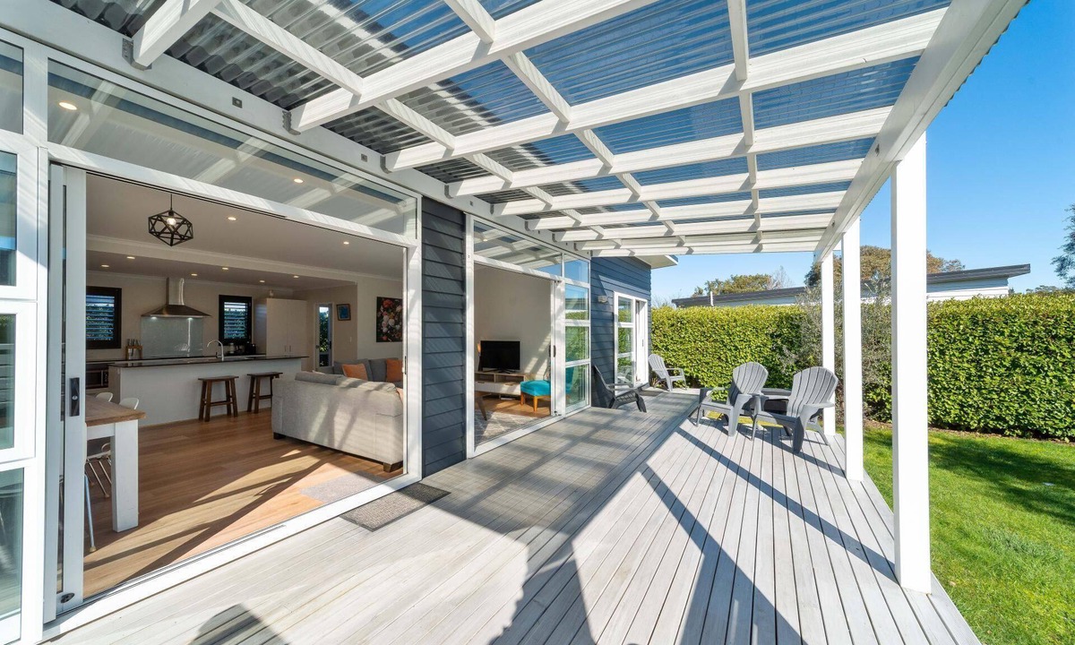 Martinborough Villa | Modern Martinborough Escape | Pool & Tennis | Walk to Town