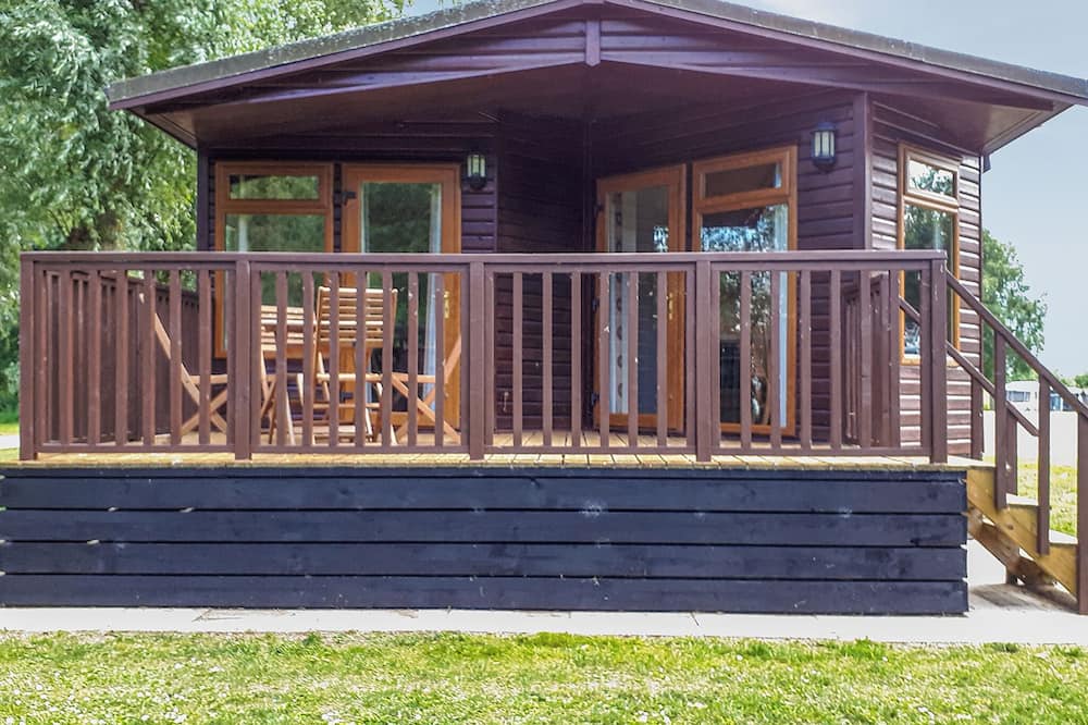 Langworth Ski Chalet | Modern two bedroom lodge, one double and one twin with en suite shower.