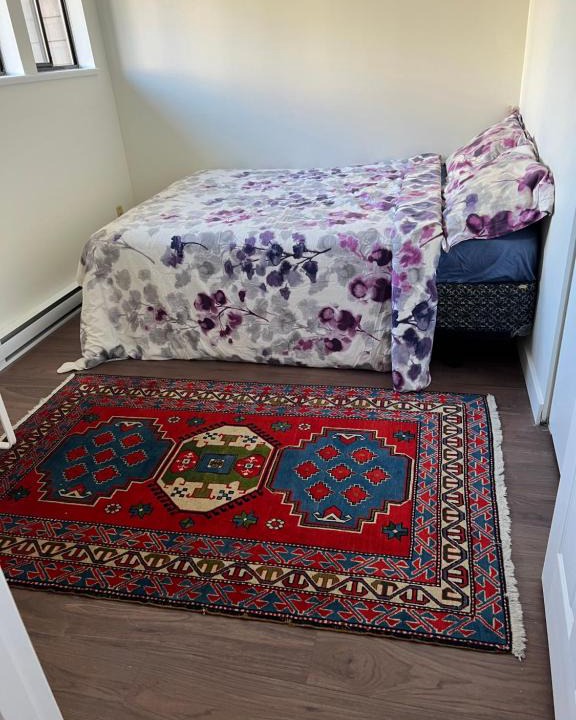 Central Lonsdale Bed & Breakfast | Naomi Home A cozy private room