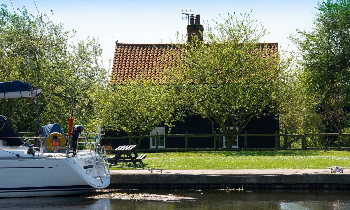 Beckingham Cottage | Navigation Cottage - Elegant luxury in a beautiful cottage beside a historic Sea Lock, Nature Reserv