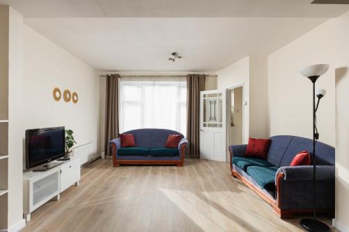 Canning Town South Apartment | New! Inviting 3BR House near Excel & Royal Docks