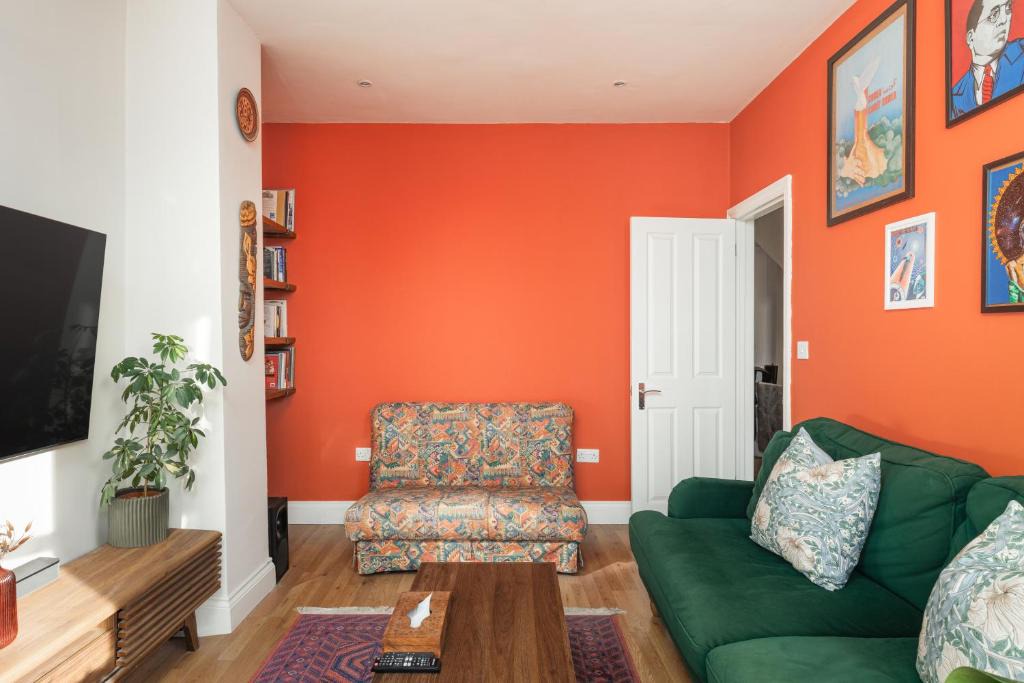 Northumberland Park Apartment | New! Spacious 3BR Split-Level Maisonette with Garden