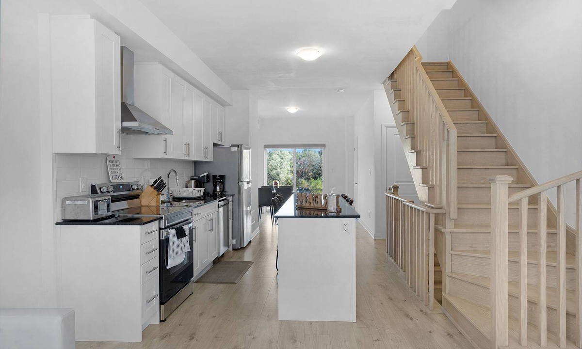 Durham Region House | Newly Built Modern 4BR 2.5Bath Townhouse Free Parking Amazing view!Entire house