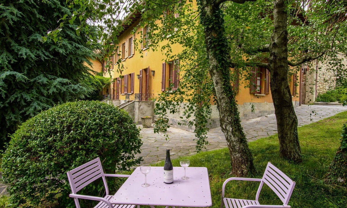 Tavernerio Apartment | Nice apartment for 4 guests with WIFI, TV, patio and pets allowed