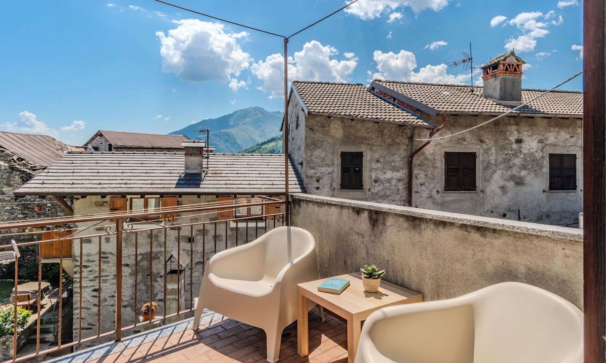 Peglio Apartment | Nice apartment for 5 people with WIFI, patio, pets allowed and panoramic view