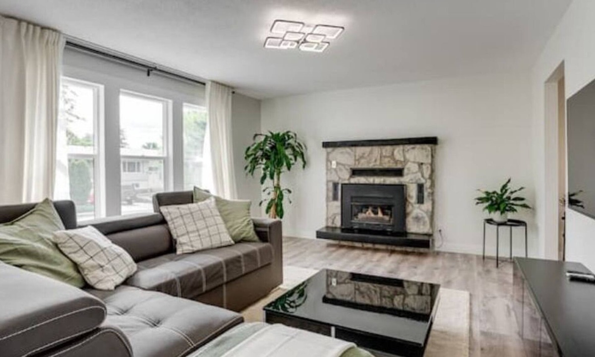 East Hill House | North Okanagan Jewel with hot tub