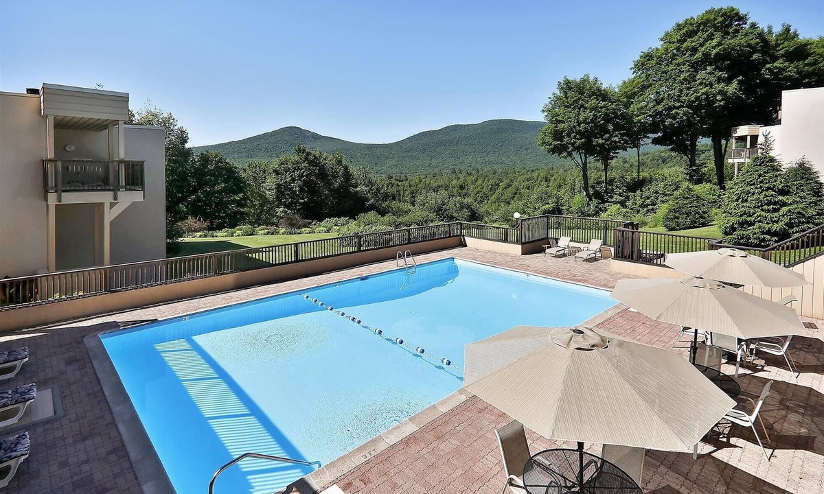 Stowe Area Apartment | Notchbrook 20AB Condo - 3 miles to ski area, modern and convenient!