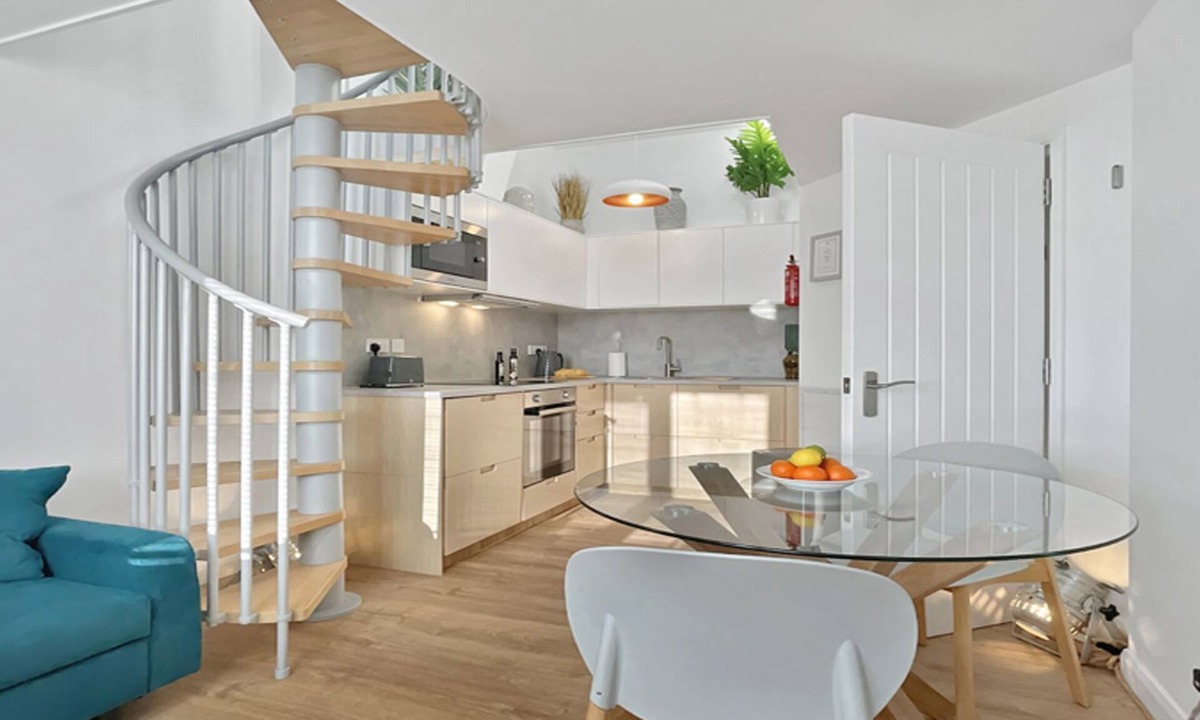 Gosport Apartment | Number 2 is a newly converted first floor, two bedroom, 4 star apartment, located within a short wal
