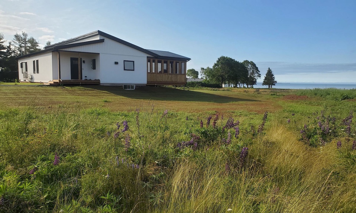 Stratford House | Ocean front, private beach, new modern, minutes to Town, lovely quiet seclusion