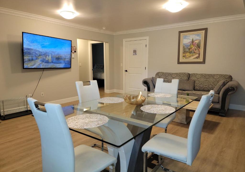 Abbotsford House | Oscar INN & 2bd Family Suite or Private Room
