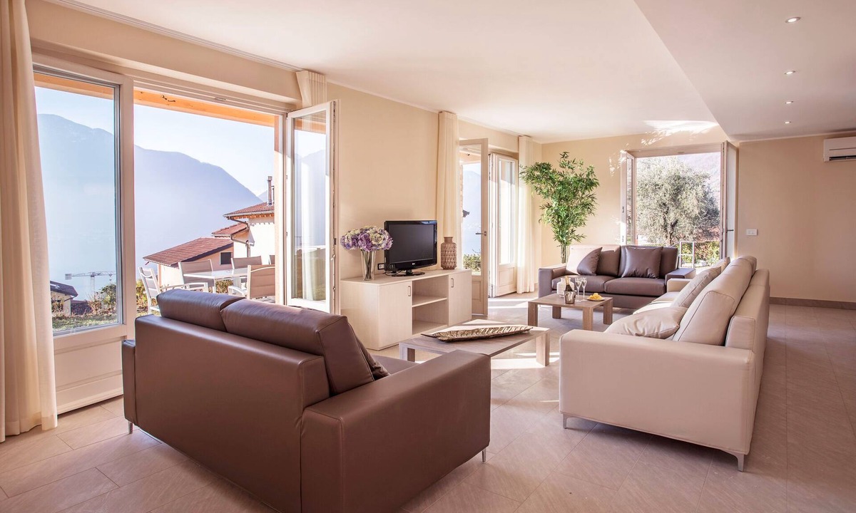 Ossuccio House | Ossuccio Grande C apartment sleeps 12, lake view & pool by Italian Apartments.