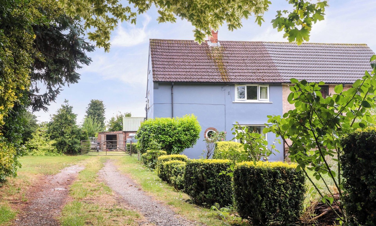Ault Hucknall Cottage | OXCROFT VIEW, pet friendly, with open fire in Bolsover