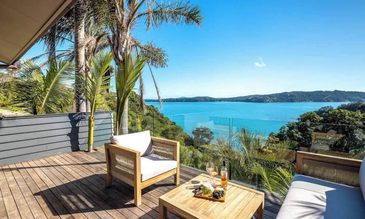 Surfdale House | Palms on Kennedy Point - Waterfront house with Spa