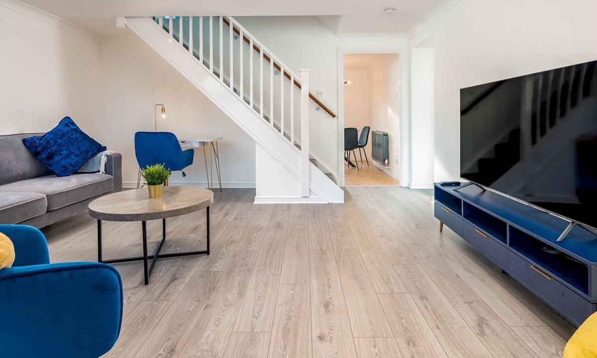 Borehamwood House | Pass the Keys | Stylish 4 Bedroom Home with Parking in Borehamwood